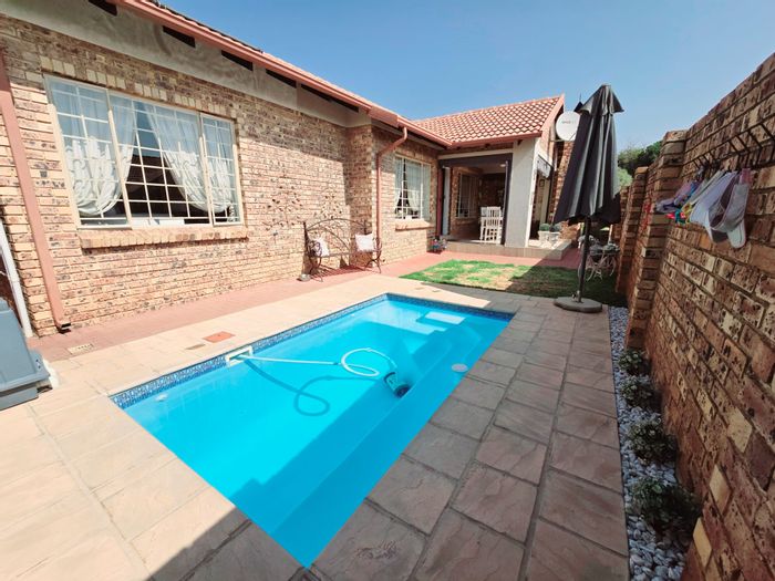 Townhouse For Sale in Montana: 3 beds, private garden, splash pool, secure complex.