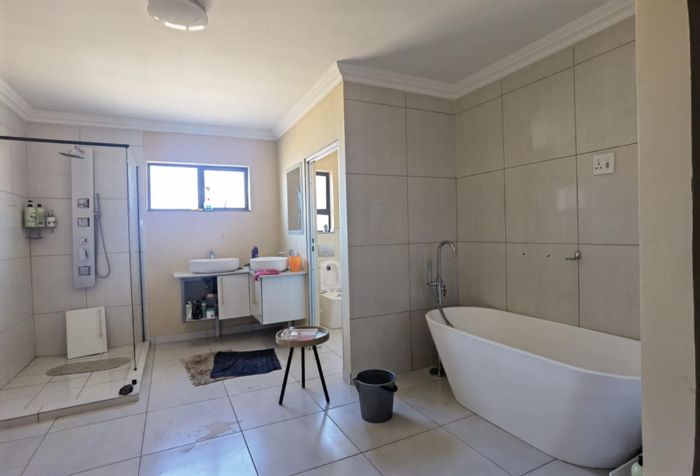 Spacious Claremont House for Sale: 3 Beds, 2 Baths, Flatlet & 2 Garages!