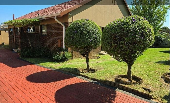 Ridgeway House For Sale: Open Plan, Pool, Flatlet, Near Schools & Shopping!