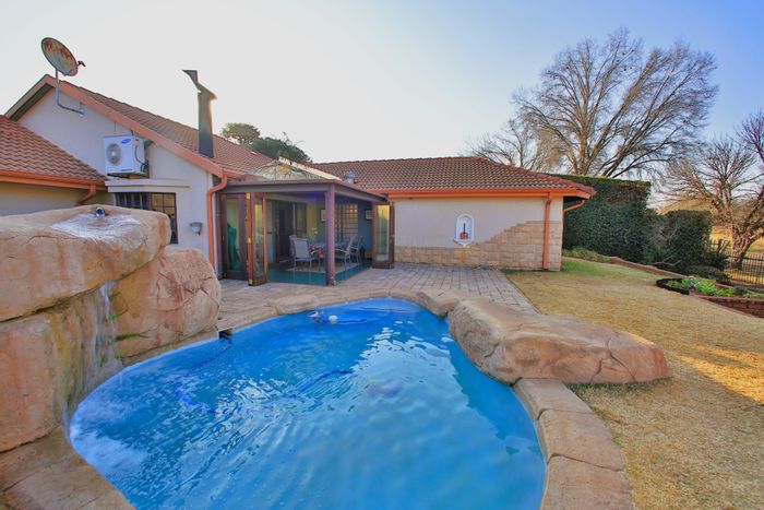 Stunning Clubview Home For Sale: 3 Bedrooms, Pool, Golf Views, Secure Living!