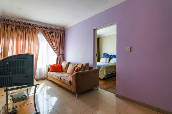 For Sale: Spacious 5-bedroom house in Amberfield with servant's quarter and braai room.