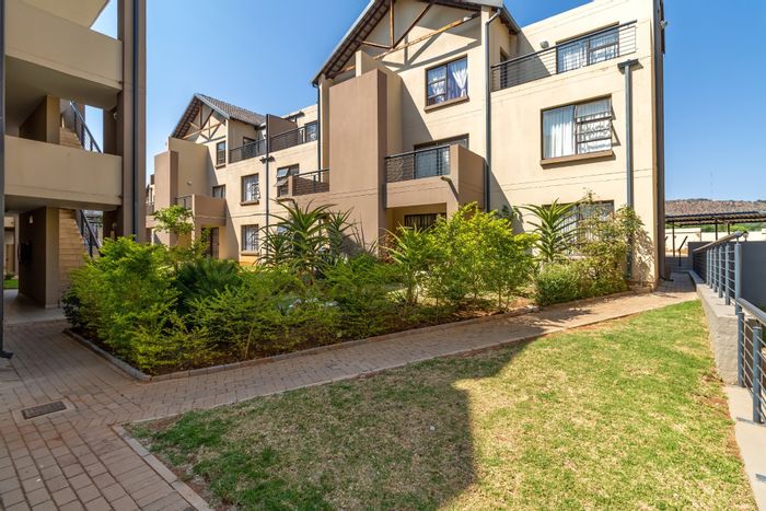 Ruimsig Apartment To Rent: Pool views, secure complex, ideal for professionals.