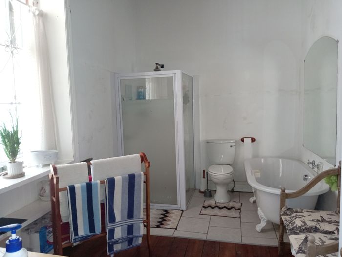 3-bedroom house with guest area, garden, and close to amenities in Graaff-Reinet Central. For Sale.