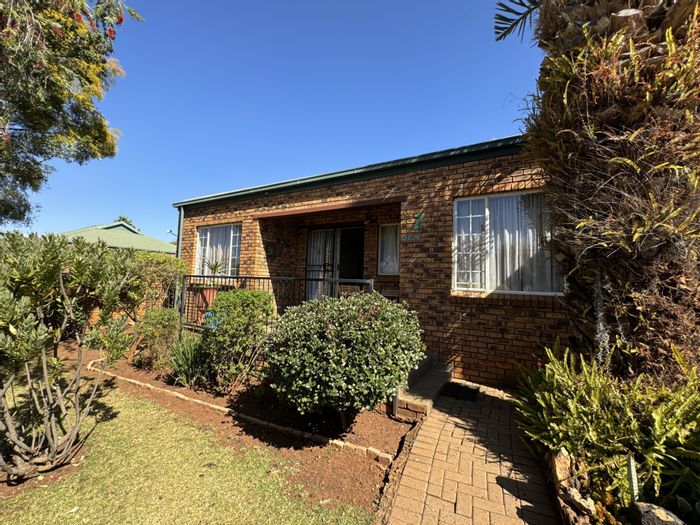 Zwartkop Townhouse for Sale: Secure, Pet-Friendly, Conveniently Located with Garden!