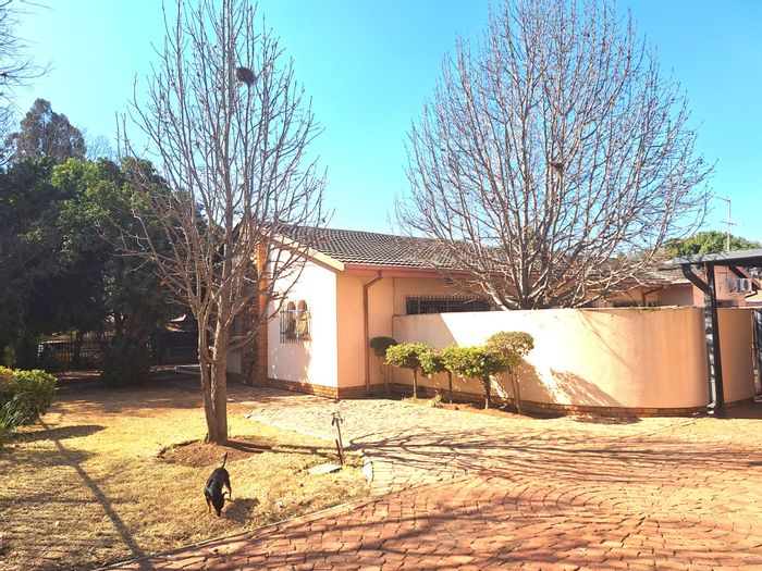 Spacious Mayville Home with Pool, Flatlet, and No Load-Shedding – For Sale!