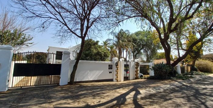 For Sale: House in Sterrewag with 3 bedrooms, flatlets, pool, and office space.