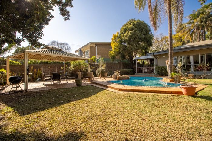 Menlo Park Family Home for Sale: 3 Bedrooms, Pool, and Renovated Flatlet!