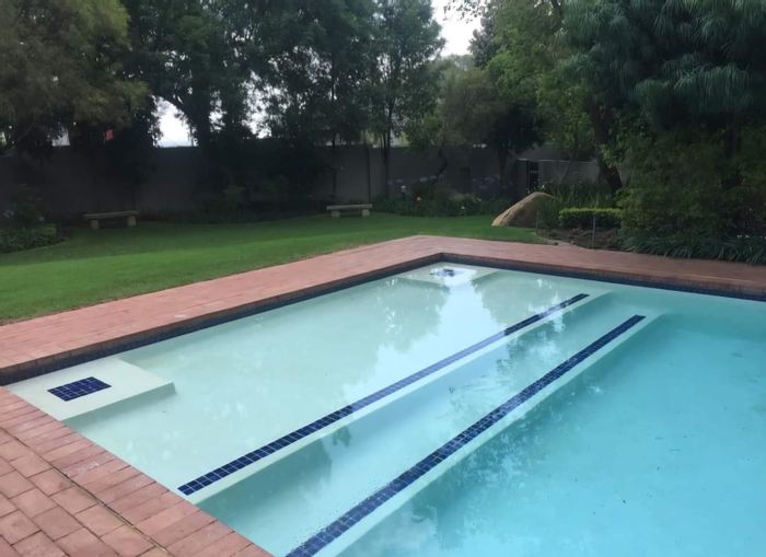 Top-Floor Apartment in Lonehill with Stunning Views and Great Amenities for Sale!