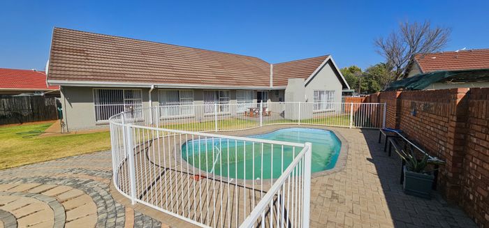 Heuwelsig House For Sale: 4 Bedrooms, Pool, Braai Area, Close to Amenities!