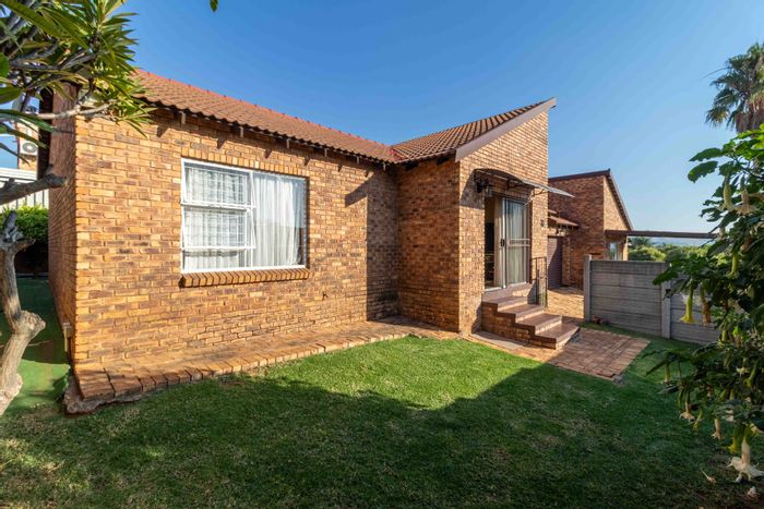 Spacious Wilgeheuwel Townhouse For Sale with Park, Garden, and 24hr Security!