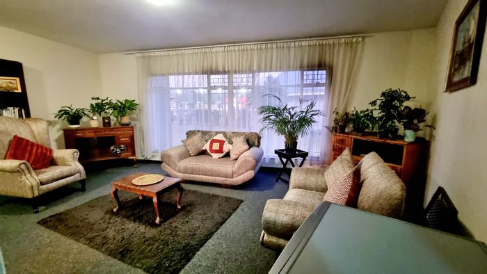 Baillie Park Apartment For Sale: 3 bedrooms, garden access, secure parking, prime location.