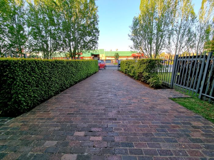 Baillie Park Apartment For Sale: 3 bedrooms, garden access, secure parking, prime location.