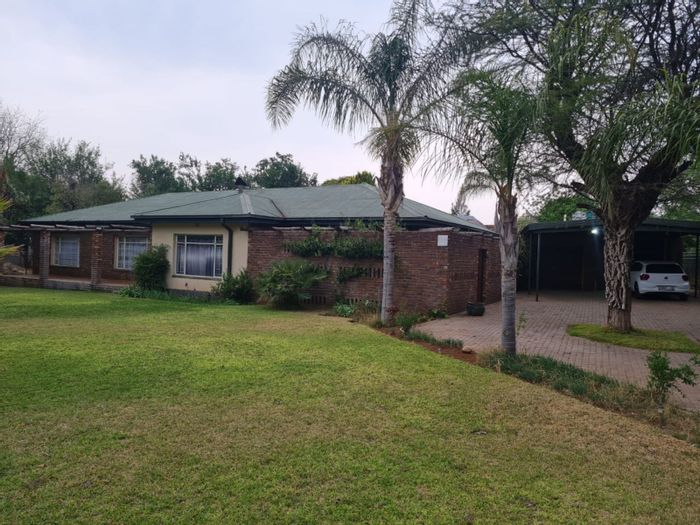 House for Sale in Kuruman Central: 3 beds, pool, lapa, and development potential.