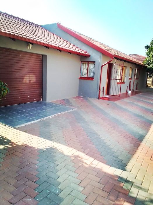 For Sale: House in Madiba Park with 3 bedrooms, double garage, and spacious yard.