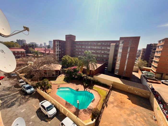 Sunnyside Apartment For Sale: 2 beds, pool, security, near UNISA and amenities.