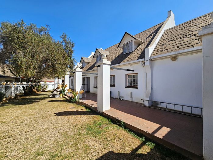 House for Sale in Lydenburg Central: 5 bedrooms, security features, spacious garden.