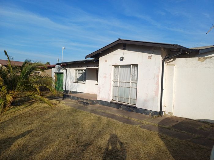 Vanderbijlpark SE 1 House For Sale: 3 Bedrooms, garages, near schools, main road access.