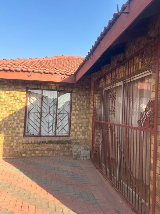 For Sale: House in Seshego with 3 bedrooms, garage, and electric fence.