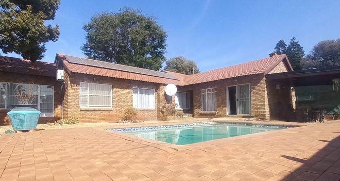 Doornpoort House For Sale: 4 beds, pool, flatlet, double garage, solar system.