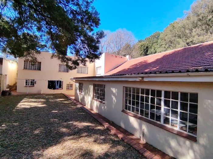 Invest in Auckland Park: Fully Tenanted 11-Bedroom House Near Major Amenities!