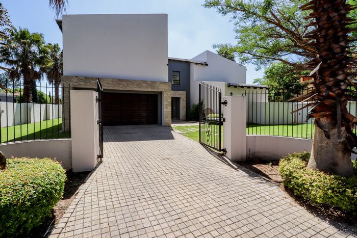 Modern 4-Bedroom House to Rent in Kyalami Crest Estate with Pool and Garden.