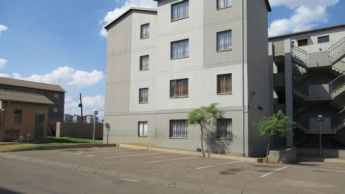 Ground Floor Apartment for Sale in Jabulani: 2 Beds, Convenient Amenities!