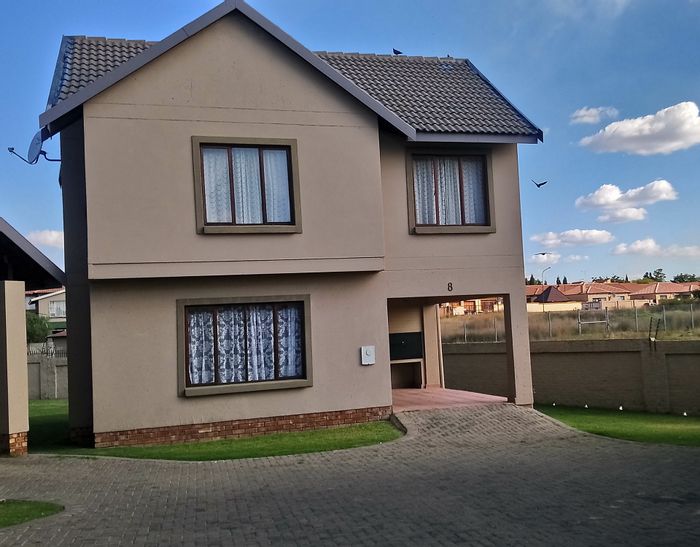 Townhouse for Sale in Secunda Ext 22: 3 Beds, Modern Amenities, Great Location!