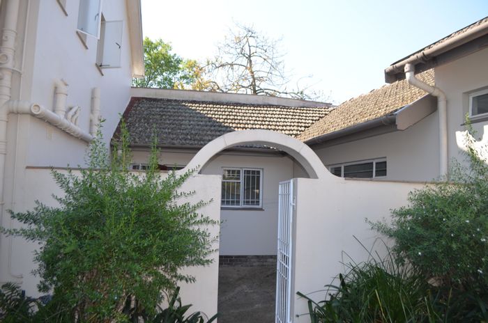 Kloof Central Townhouse For Sale: 3 Bedrooms, double lounges, gardens, pet-friendly.