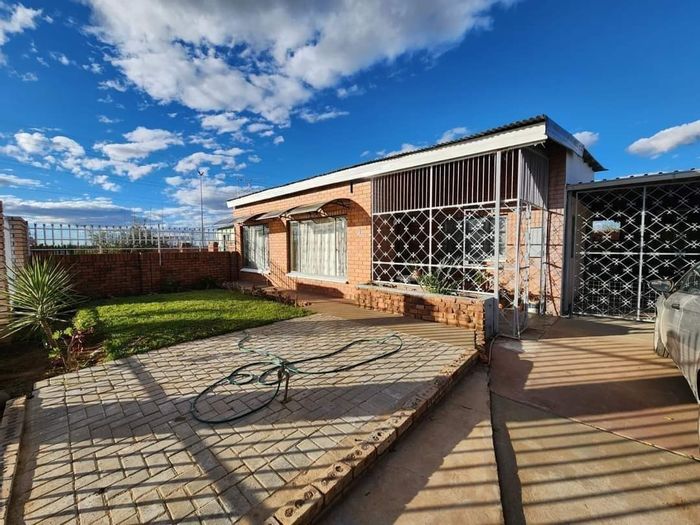 Homevale House For Sale: 3 Bedrooms, 2 Bathrooms, Garage, Parking for 4 Vehicles.