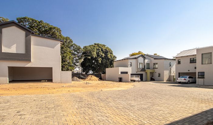 For Sale: Modern 4-Bedroom House in Magalieskruin with Double Garage Options!