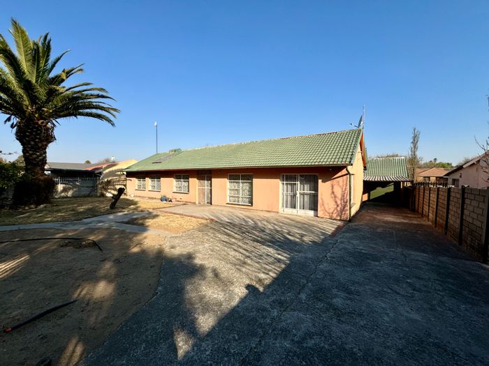 Spacious Secunda Central Home with Yard, Borehole, and Versatile Living Spaces!