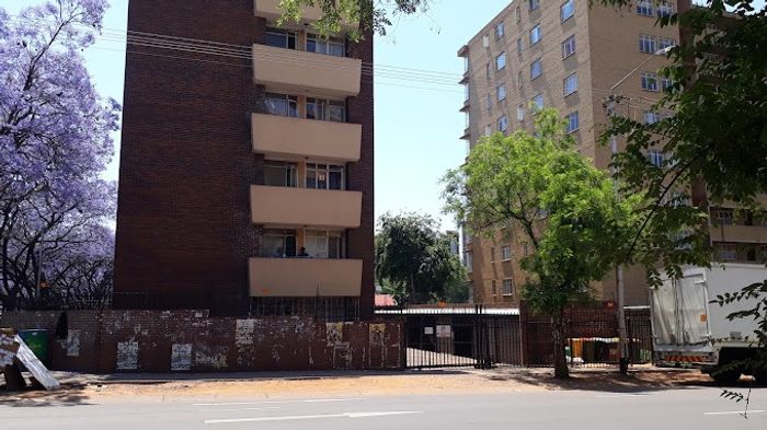 Apartment for Sale in Pretoria Central: 1.5 bedrooms, close to shops and transport.