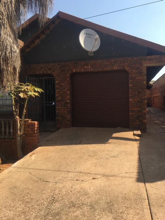 Spacious 3-bedroom house in Mamelodi West with rental potential and ample parking.