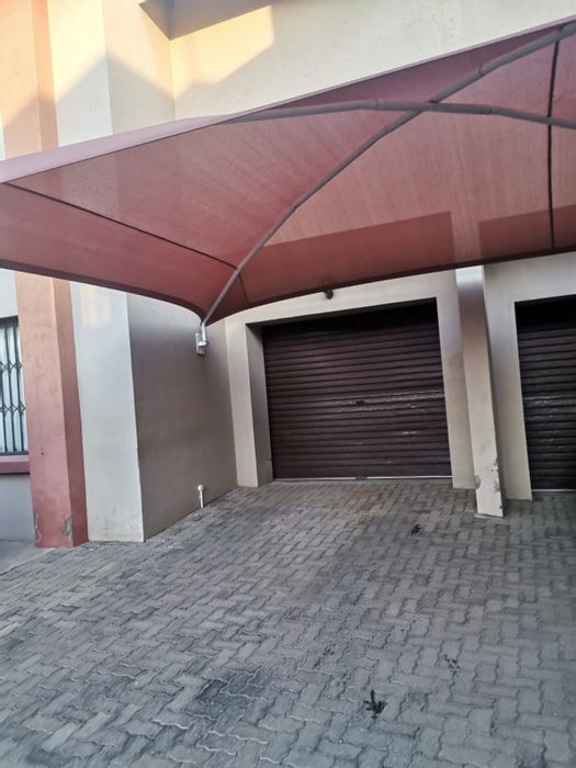 Eagles Crest Townhouse For Sale: Spacious, modern design with private en-suite bedrooms!