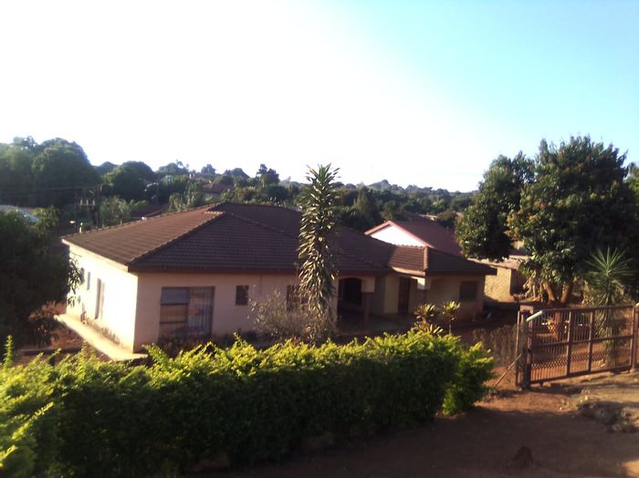 Spacious 4-Bedroom House for Sale in Thohoyandou, Close to Amenities!