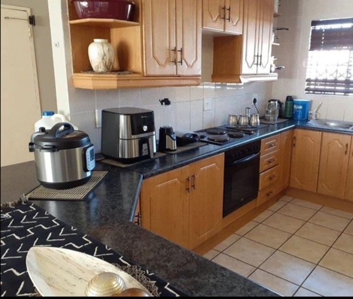 For Sale: Townhouse in Sunset Park with 3 bedrooms, garage, and open-plan kitchen.