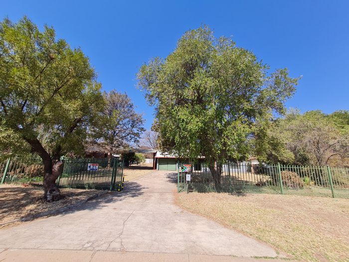 For Sale: Spacious 3-bedroom house in Modimolle Central with ample yard and parking.