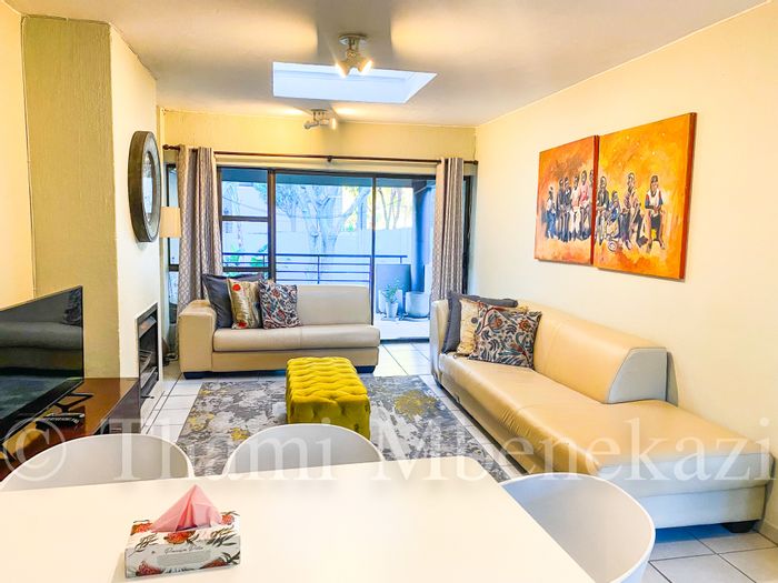 Hyde Park Apartment For Sale: 2 Bedrooms, balcony, fireplace, spacious kitchen.