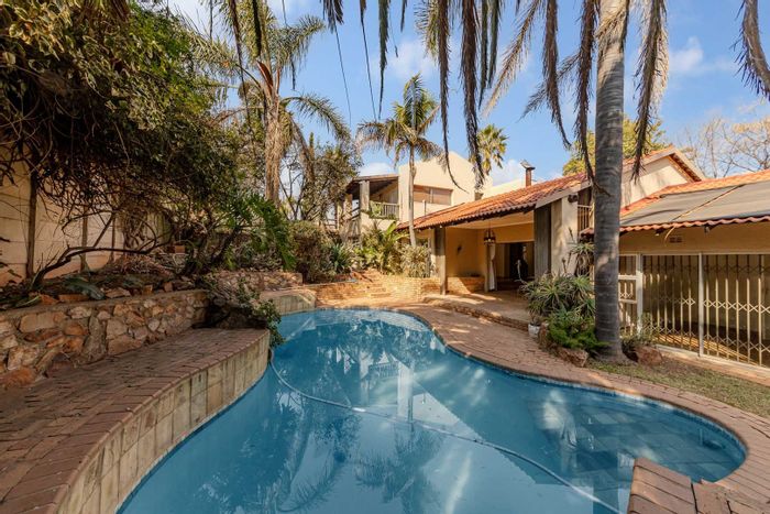 Kloofendal House For Sale: Spacious layout, large garden, and pool amenities.