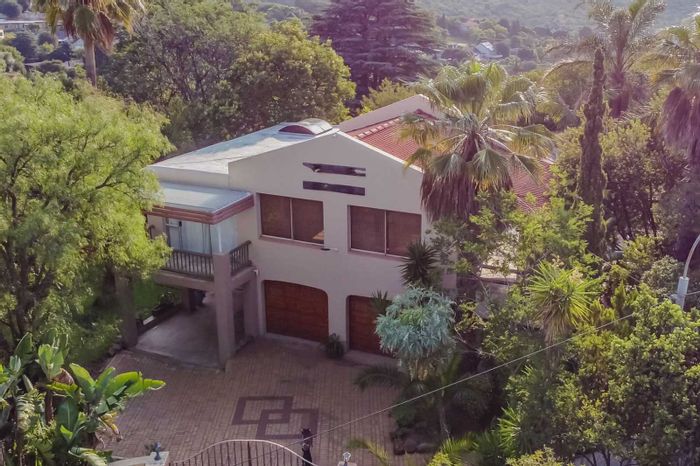 Kloofendal House For Sale: Pool, entertainment room, spacious bedrooms, and outdoor shower.