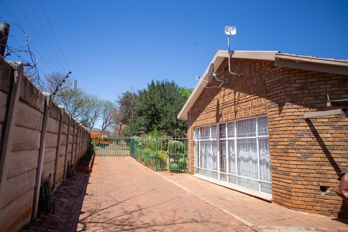 For Sale: Townhouse in Mokopane Central with gas geyser, water tank, and garage.