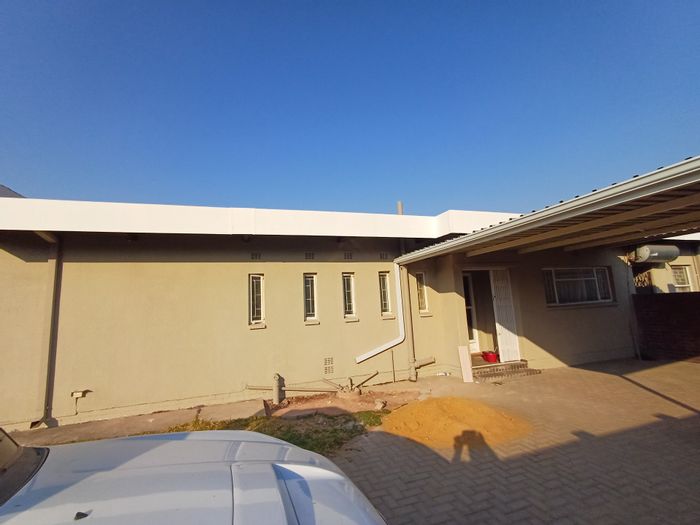 For Sale: House in Vanderbijlpark SE 2, 3 beds, flat, carport, close to amenities.