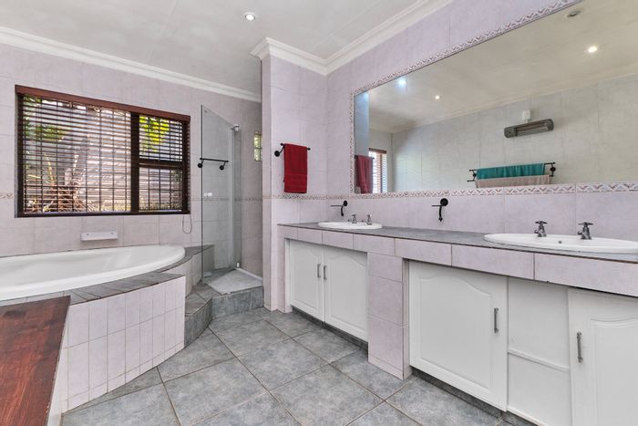 For Sale: 4 Bed House in Ferndale with Pool, Staff Quarters, and Borehole.