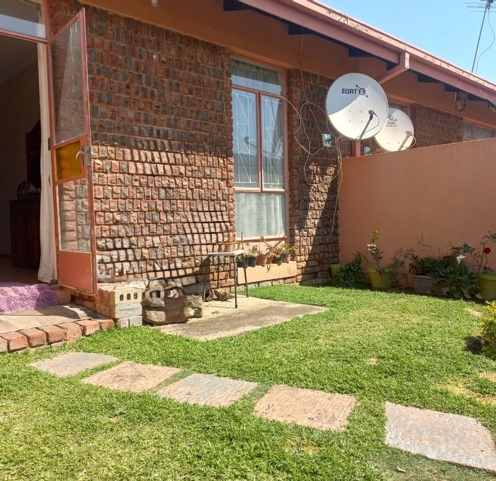 Hermanstad Townhouse For Sale: 1 bed, pet-friendly garden, secure parking, access control.