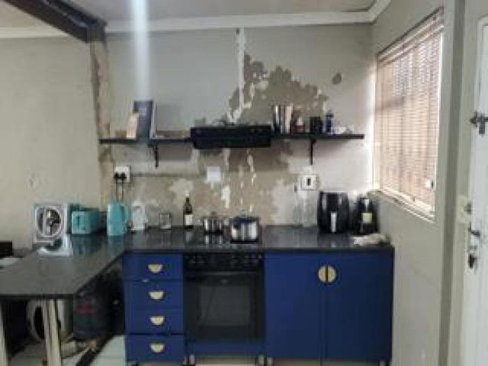 For Sale: House in Naledi with 2 beds, flatlet, lounge, dining room.