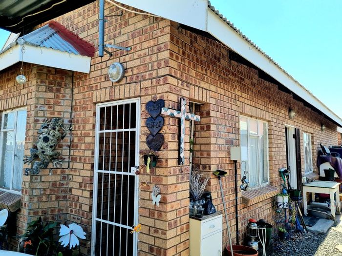 For Sale: House in De Beers with 2 bedrooms, carport, and fenced garden.