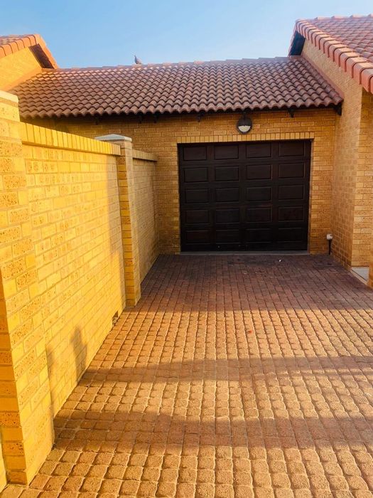 For Sale: Townhouse in Tasbet Park with secure parking, schools nearby, no transfer fees.