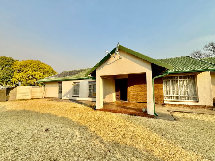 For Sale: Spacious Secunda Central house with pool, lapa, and income potential.