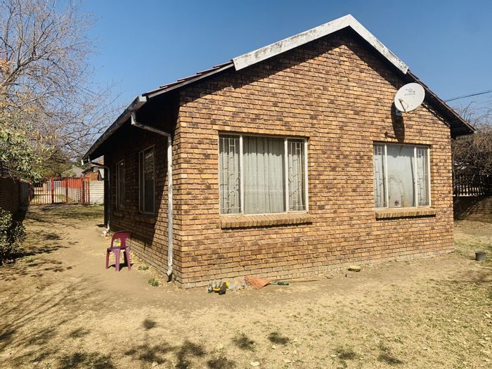 House for Sale in Pretoria West: 3 beds, 1 bath, lounge, dining room, kitchen.