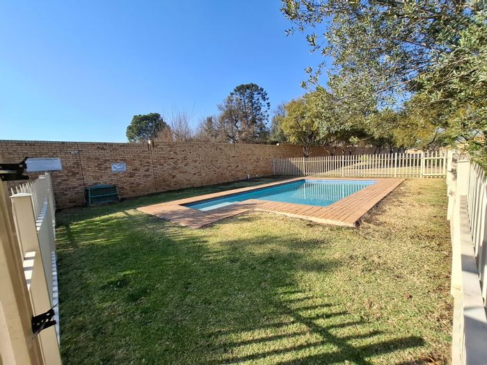 Fourways Apartment For Sale: 2 beds, pool, clubhouse, secure community living.